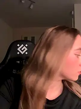 Snapshot of SkyBriii chatting on October 18, 2025, 8:00 pm SkyBriii online show from October 18, 2025, 8:00 pm