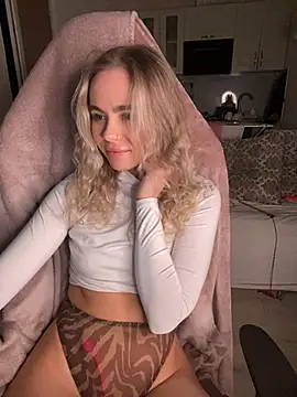 Snapshot of SkyBriii chatting on January 31, 2025, 7:18 pm SkyBriii online show from January 31, 2025, 7:18 pm