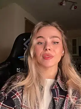 Snapshot of SkyBriii chatting on February 22, 2025, 6:08 pm SkyBriii online show from February 22, 2025, 6:08 pm