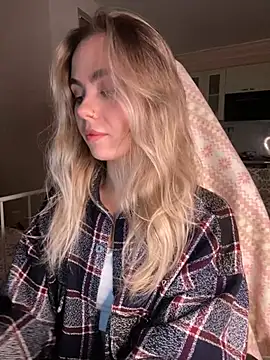 Snapshot of SkyBriii chatting on March 5, 2025, 6:01 pm SkyBriii online show from March 5, 2025, 6:01 pm