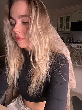 Snapshot of SkyBriii chatting on February 24, 2025, 6:36 pm SkyBriii online show from February 24, 2025, 6:36 pm