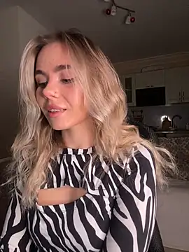 Snapshot of SkyBriii chatting on February 16, 2025, 4:53 pm SkyBriii online show from February 16, 2025, 4:53 pm