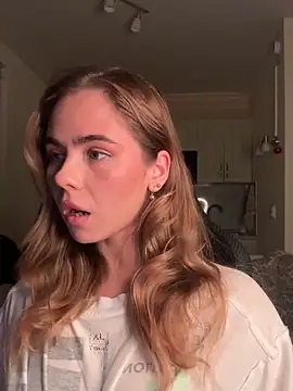 Snapshot of SkyBriii chatting on October 24, 2025, 6:18 pm SkyBriii online show from October 24, 2025, 6:18 pm