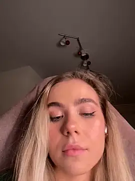 Snapshot of SkyBriii chatting on February 5, 2025, 6:37 pm SkyBriii online show from February 5, 2025, 6:37 pm