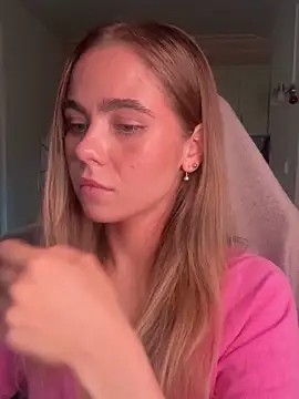 Snapshot of SkyBriii chatting on September 18, 2025, 2:20 pm SkyBriii online show from September 18, 2025, 2:20 pm