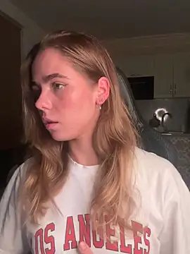 Snapshot of SkyBriii chatting on September 20, 2025, 7:41 pm SkyBriii online show from September 20, 2025, 7:41 pm