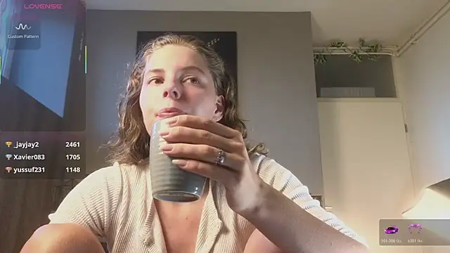 Snapshot of AyreenMoore chatting on July 18, 2026, 7:33 pm AyreenMoore online show from July 18, 2026, 7:33 pm