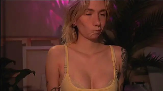 Snapshot of Arianna_Richi chatting on October 15, 2025, 5:50 am Arianna Richi online show from October 15, 2025, 5:50 am