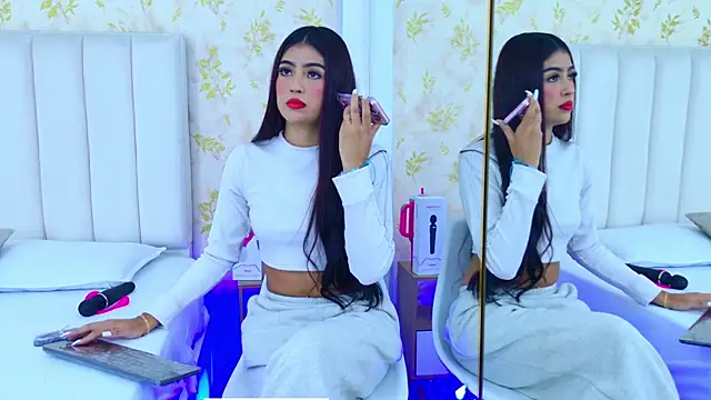 Mia-Monroe online show from October 3, 2025, 7:48 pm