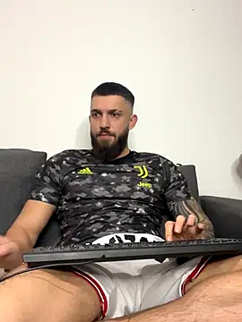 Snapshot of LoveIsBlind_ chatting on October 31, 2025, 7:43 pm LoveIsBlind online show from October 31, 2025, 7:43 pm