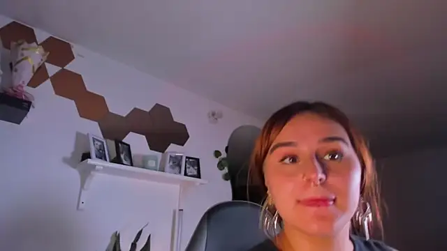 Snapshot of evy_orange1 chatting on February 5, 2026, 12:28 am evy orange1 online show from February 5, 2026, 12:28 am