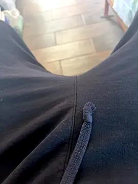 Snapshot of josle24 chatting on December 3, 2025, 6:18 pm josle24 online show from December 3, 2025, 6:18 pm