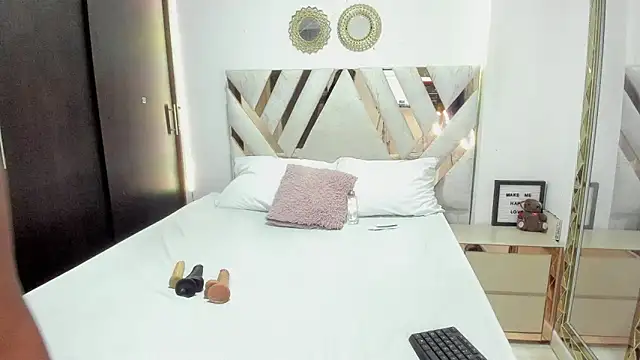 KriisvanyLeroy online show from December 4, 2025, 8:19 pm