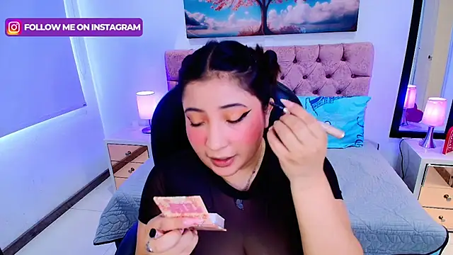 Snapshot of Emma_monserrat chatting on November 17, 2025, 6:01 pm Emma monserrat online show from November 17, 2025, 6:01 pm