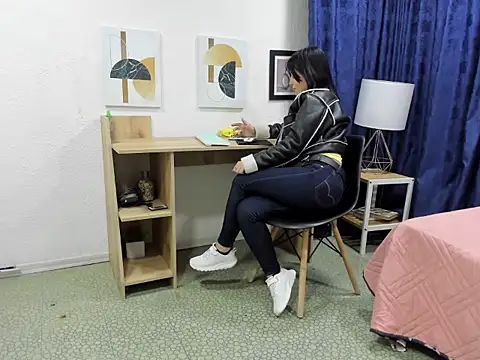 Emma Jnes online show from December 6, 2024, 8:56 pm