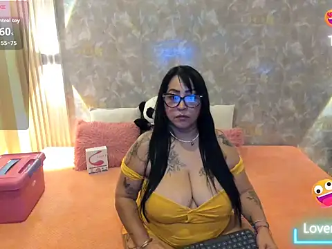 Snapshot of estephany_queen chatting on December 19, 2025, 2:48 am estephany queen online show from December 19, 2025, 2:48 am