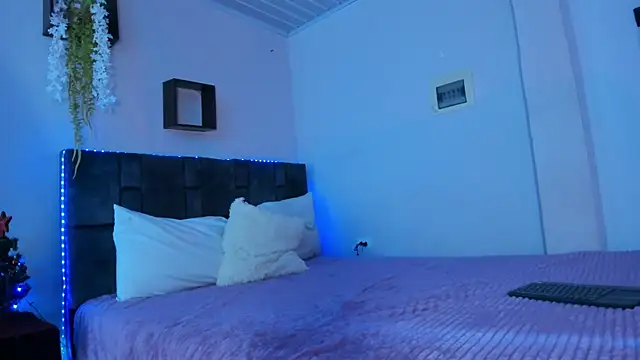 Snapshot of kitty_myers chatting on December 22, 2025, 2:28 pm kitty myers online show from December 22, 2025, 2:28 pm