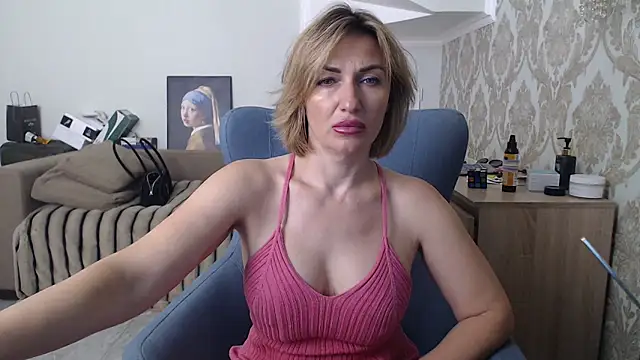 Snapshot of Mallinia chatting on May 7, 2026, 8:17 am Mallinia online show from May 7, 2026, 8:17 am