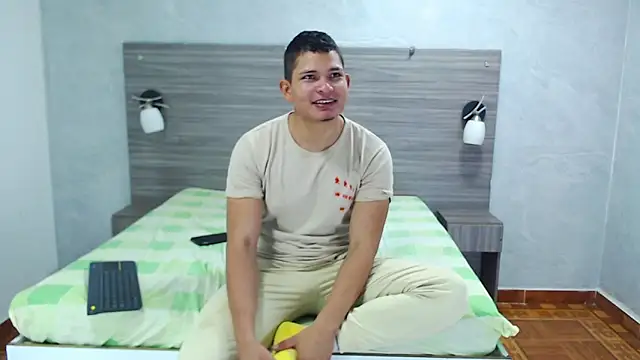 Snapshot of Loony_Zion chatting on November 21, 2025, 1:10 pm Loony Zion online show from November 21, 2025, 1:10 pm