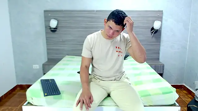 Snapshot of Loony_Zion chatting on December 5, 2025, 1:21 pm Loony Zion online show from December 5, 2025, 1:21 pm