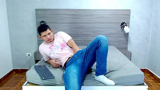 Snapshot of Loony_Zion chatting on November 26, 2025, 12:49 pm Loony Zion online show from November 26, 2025, 12:49 pm