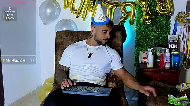 Snapshot of ERIC_HARRISON chatting on March 19, 2025, 12:37 am ERIC HARRISON online show from March 19, 2025, 12:37 am