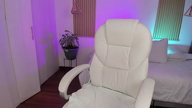 Snapshot of Kendall_Bunnyy chatting on November 11, 2025, 8:47 pm Kendall Bunnyy online show from November 11, 2025, 8:47 pm