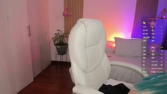 Snapshot of Kendall_Bunnyy chatting on November 14, 2025, 8:23 pm Kendall Bunnyy online show from November 14, 2025, 8:23 pm