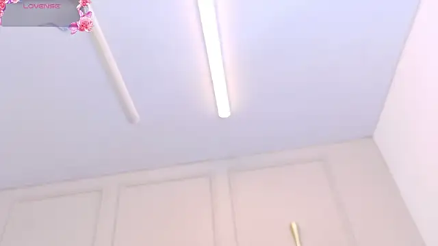 Snapshot of april_rousse chatting on October 31, 2025, 12:13 pm april rousse online show from October 31, 2025, 12:13 pm