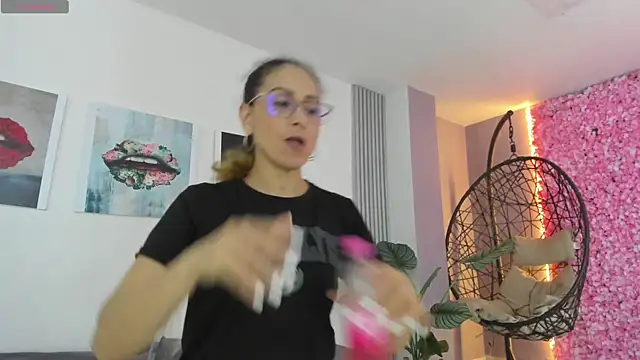 Snapshot of Angela_donnato chatting on October 3, 2025, 4:03 am Angela donnato online show from October 3, 2025, 4:03 am