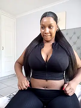 Snapshot of Candy_Love_18 chatting on February 5, 2025, 7:39 am Candy Love 18 online show from February 5, 2025, 7:39 am