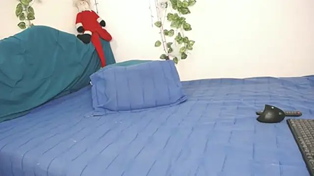 DominaLeona online show from November 5, 2025, 4:43 pm