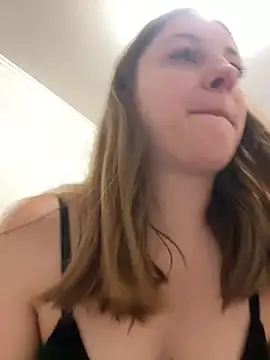 Snapshot of Strawberryyyyik chatting on December 25, 2024, 5:16 am Strawberryyyyik online show from December 25, 2024, 5:16 am