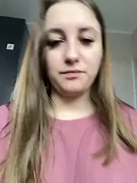 Snapshot of Strawberryyyyik chatting on December 9, 2024, 9:28 am Strawberryyyyik online show from December 9, 2024, 9:28 am