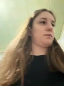 Snapshot of Strawberryyyyik chatting on March 20, 2025, 7:14 pm Strawberryyyyik online show from March 20, 2025, 7:14 pm