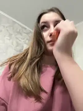 Snapshot of Strawberryyyyik chatting on December 23, 2024, 8:55 am Strawberryyyyik online show from December 23, 2024, 8:55 am