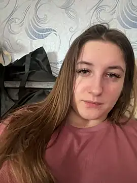 Snapshot of Strawberryyyyik chatting on March 22, 2025, 10:17 am Strawberryyyyik online show from March 22, 2025, 10:17 am