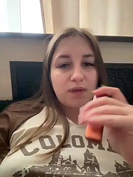 Snapshot of Strawberryyyyik chatting on December 31, 2024, 6:37 am Strawberryyyyik online show from December 31, 2024, 6:37 am