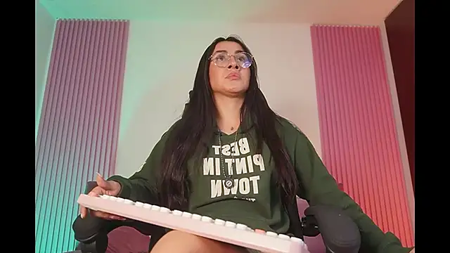 Snapshot of leila_petitee_ chatting on February 22, 2026, 11:34 am leila petitee online show from February 22, 2026, 11:34 am