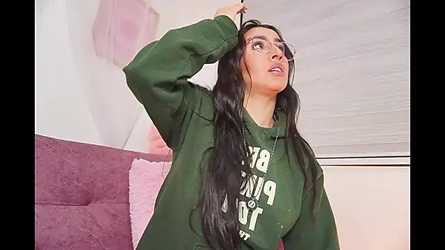 leila petitee  online show from November 16, 2025, 1:38 pm