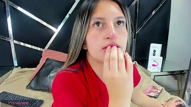 GiaRoussel online show from October 28, 2025, 3:33 pm