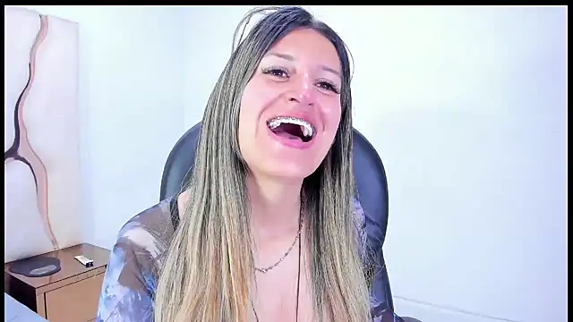 GiaRoussel online show from November 27, 2025, 4:18 pm