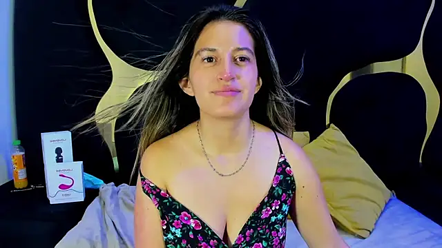 GiaRoussel online show from November 11, 2025, 8:47 pm