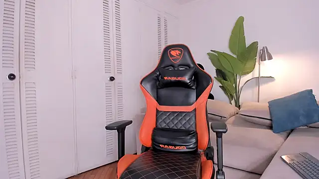 kitty miaa online show from March 12, 2026, 4:40 am