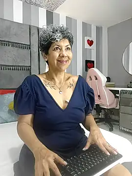 Julianewell online show from November 12, 2025, 12:09 pm