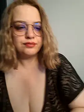 Snapshot of cansuozell chatting on September 16, 2025, 3:02 pm cansuozell online show from September 16, 2025, 3:02 pm