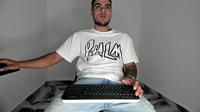 mikee scooth online show from November 18, 2025, 4:43 pm