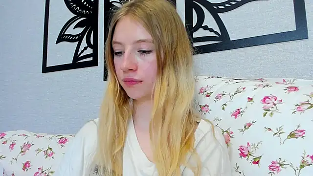 minidivaa  online show from January 21, 2025, 9:15 pm