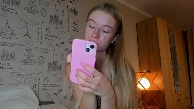 minidivaa  online show from October 19, 2025, 7:05 pm