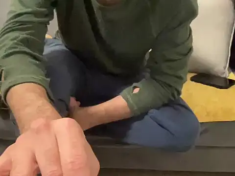 4small4inchlol online show from December 13, 2025, 8:04 pm